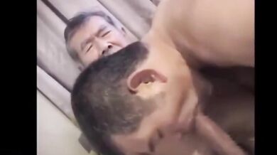 Succhia il cazzo e incula anziano asiatico