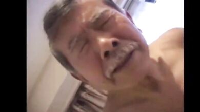 Succhia il cazzo e incula anziano asiatico