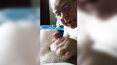 Nonno succhia un giovane cazzo