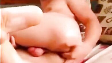 Ragazzo latino si allarga il culo