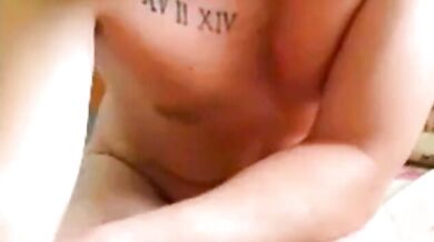 Ragazzo latino si allarga il culo