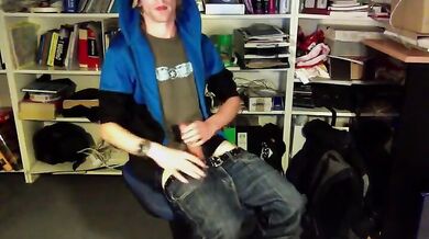 Si masturba e si sborra copiosamente addosso