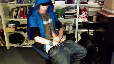 Si masturba e si sborra copiosamente addosso