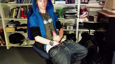 Si masturba e si sborra copiosamente addosso