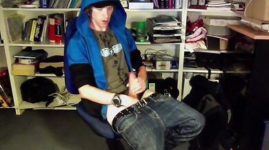 Si masturba e si sborra copiosamente addosso