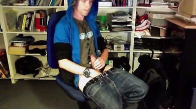 Si masturba e si sborra copiosamente addosso