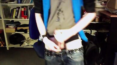 Si masturba e si sborra copiosamente addosso