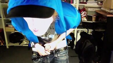 Si masturba e si sborra copiosamente addosso