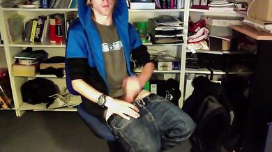 Si masturba e si sborra copiosamente addosso