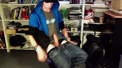 Si masturba e si sborra copiosamente addosso