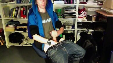 Si masturba e si sborra copiosamente addosso