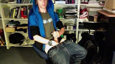 Si masturba e si sborra copiosamente addosso