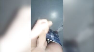 Giovane ragazzo si masturba e viene