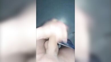 Giovane ragazzo si masturba e viene