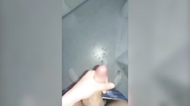 Giovane ragazzo si masturba e viene