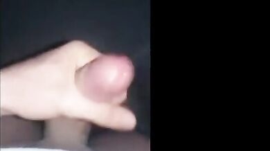 Giovane ragazzo si masturba e viene