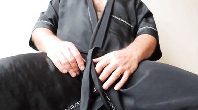 Peloso maturo si masturba fino a sborrare