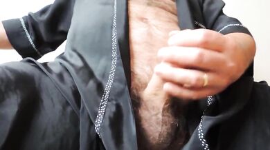 Peloso maturo si masturba fino a sborrare