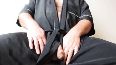 Peloso maturo si masturba fino a sborrare