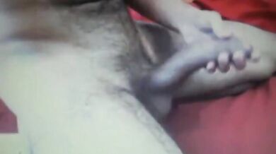 Ragazzo peloso strofina il suo cazzo enorme sul suo buco del culo in cam