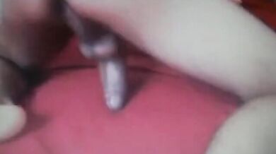 Ragazzo peloso strofina il suo cazzo enorme sul suo buco del culo in cam