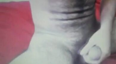 Ragazzo peloso strofina il suo cazzo enorme sul suo buco del culo in cam