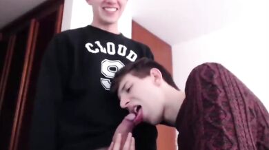 Giovani ragazzi si spompinano il cazzo in webcam