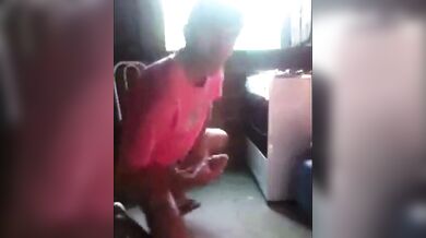 Brasiliano succhia da solo il suo cazzo enorme