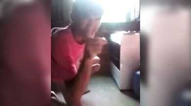 Brasiliano succhia da solo il suo cazzo enorme