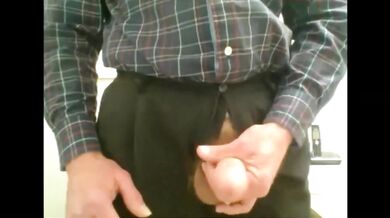 Vecchio che si masturba e sborra