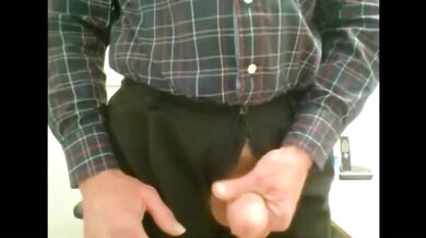 Vecchio che si masturba e sborra