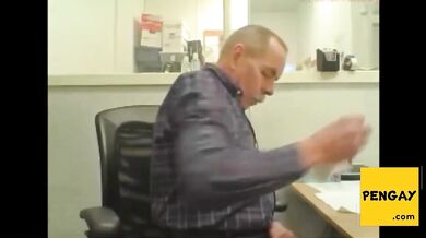 Vecchio che si masturba e sborra