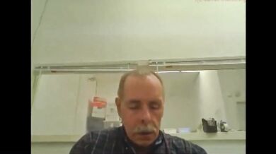 Vecchio che si masturba e sborra