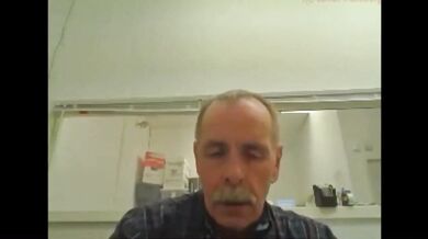 Vecchio che si masturba e sborra