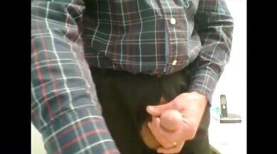 Vecchio che si masturba e sborra