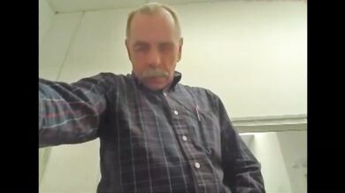 Vecchio che si masturba e sborra