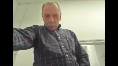 Vecchio che si masturba e sborra