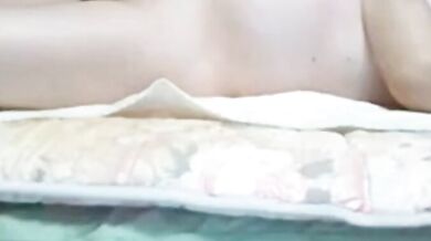 Nonno asiatico che si masturba sul letto