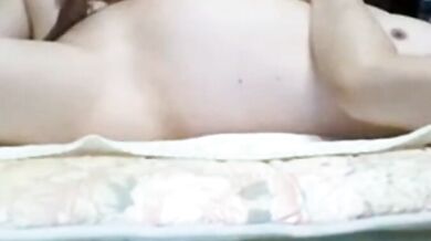 Nonno asiatico che si masturba sul letto