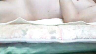 Nonno asiatico che si masturba sul letto