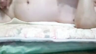 Nonno asiatico che si masturba sul letto