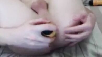 Twink gioca col suo buco anale