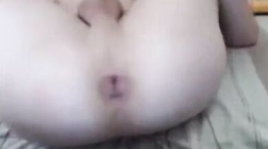 Twink gioca col suo buco anale