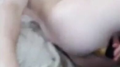 Twink gioca col suo buco anale