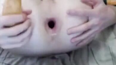 Twink gioca col suo buco anale