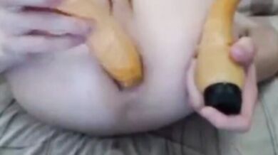 Twink gioca col suo buco anale