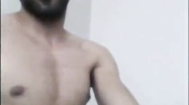 Bel fusto turco cazzuto si sega e viene