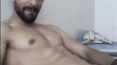 Bel fusto turco cazzuto si sega e viene