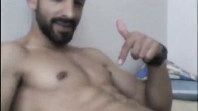 Bel fusto turco cazzuto si sega e viene