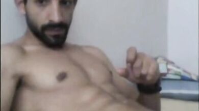 Bel fusto turco cazzuto si sega e viene